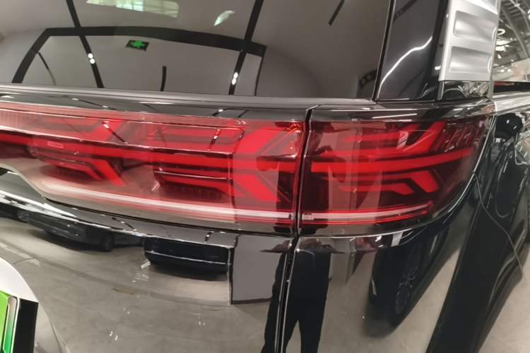 Used Denza D9 2025 DM-i Intelligent Drive 1020 Four-Wheel Drive Flagship Model Right Rear Taillight