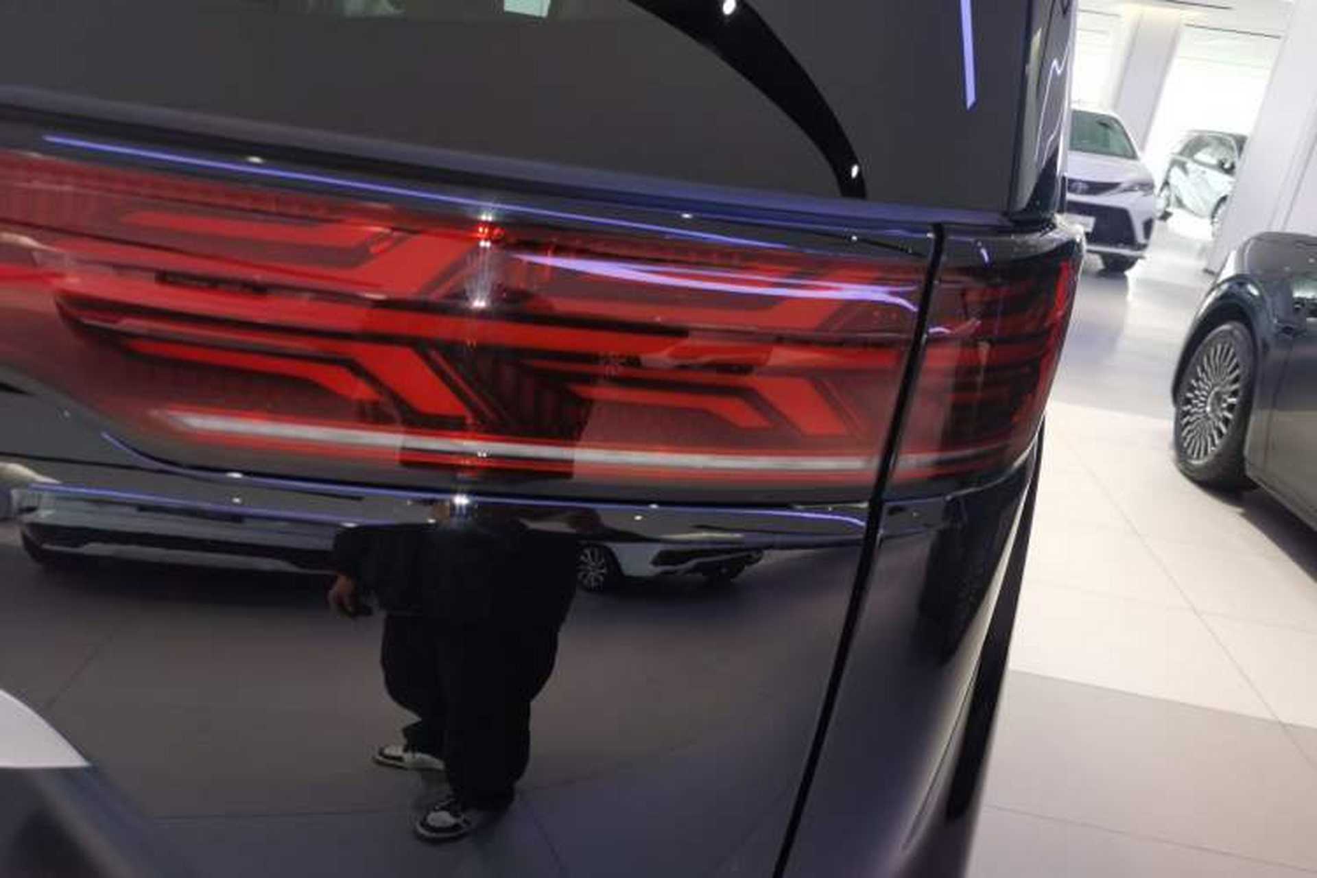 Used Denza D9 2025 DM-i Smart Drive 1020 Four-Wheel Drive Deluxe Model Right Rear Taillight