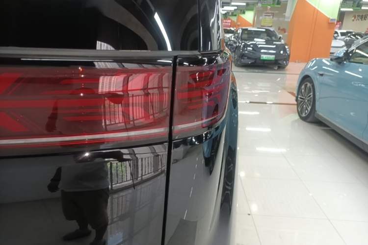 Used Denza D9 2025 DM-i Intelligent Drive 1020 Four-Wheel Drive Flagship Model Right Rear Taillight