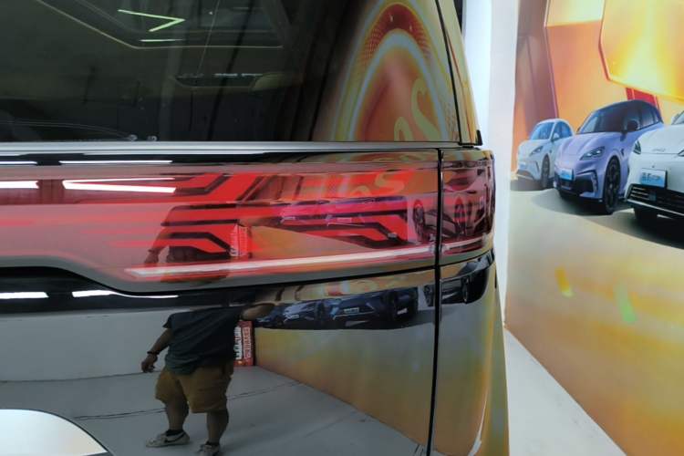 Used Denza D9 2025 DM-i Intelligent Drive 1020 Four-Wheel Drive Flagship Model Right Rear Taillight