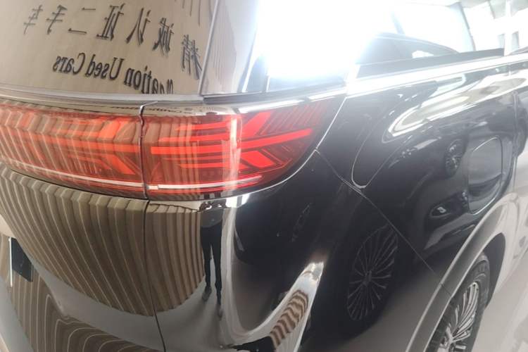 Used Denza D9 2025 DM-i Intelligent Drive 1020 Four-Wheel Drive Prestige Model Right Rear Taillight
