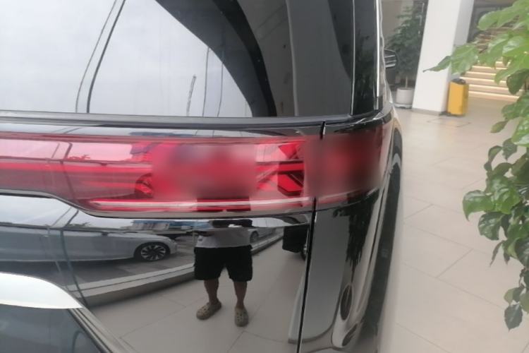 Used Denza D9 2025 DM-i Intelligent Drive 1020 Four-Wheel Drive Flagship Model Right Rear Taillight
