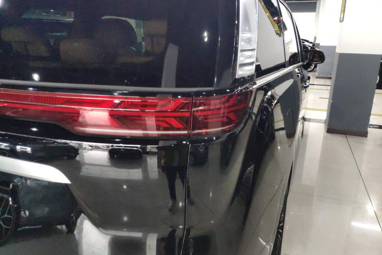 Used Denza D9 2025 DM-i Intelligent Drive 1020 Four-Wheel Drive Prestige Model Right Rear Taillight