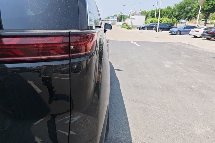 Used Denza D9 2025 DM-i Intelligent Drive 1020 Four-Wheel Drive Flagship Model Right Rear Taillight