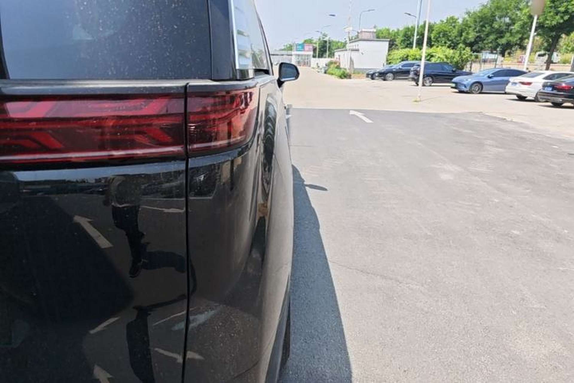 Used Denza D9 2025 DM-i Intelligent Drive 1020 Four-Wheel Drive Flagship Model Right Rear Taillight