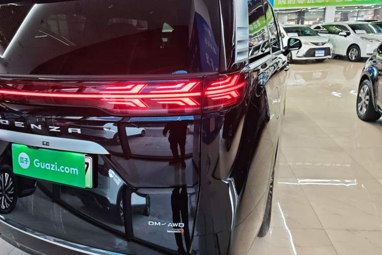 Used Denza D9 2025 DM-i Smart Drive 1020 Four-Wheel Drive Deluxe Model Right Rear Taillight