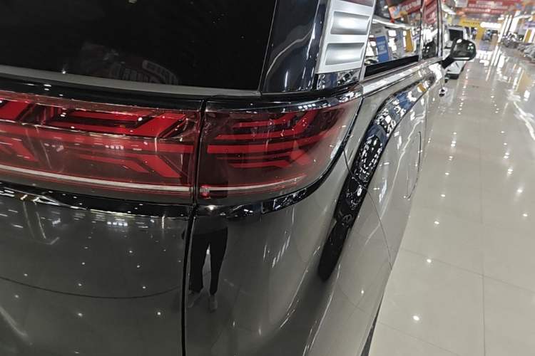 Used Denza D9 2025 DM-i Intelligent Drive 1020 Four-Wheel Drive Flagship Model Right Rear Taillight