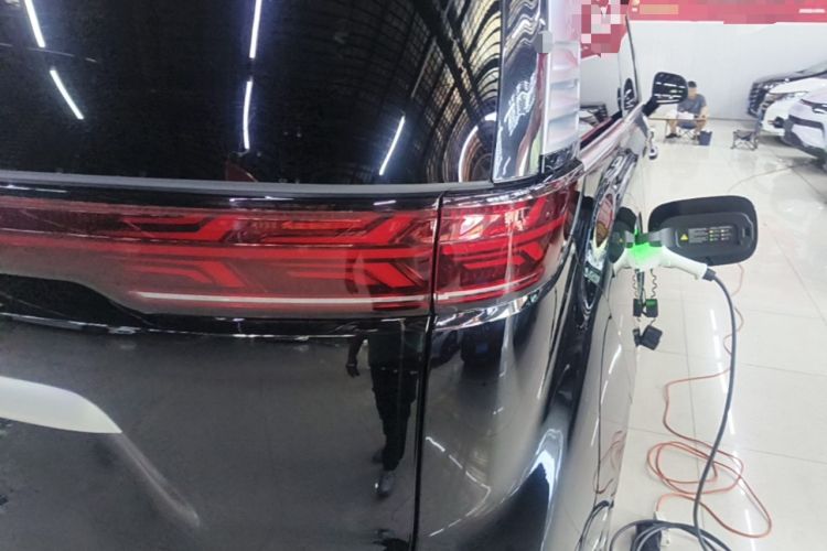 Used Denza D9 2025 DM-i Smart Drive 1020 Four-Wheel Drive Deluxe Model Right Rear Taillight