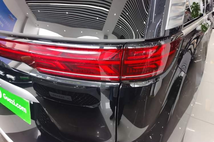 Used Denza D9 2025 DM-i Intelligent Drive 1020 Four-Wheel Drive Prestige Model Right Rear Taillight