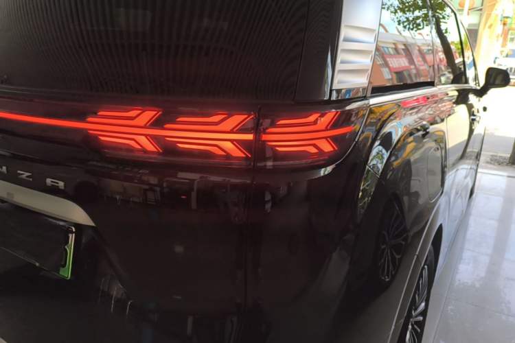 Used Denza D9 2025 DM-i Smart Drive 1020 Four-Wheel Drive Deluxe Model Right Rear Taillight