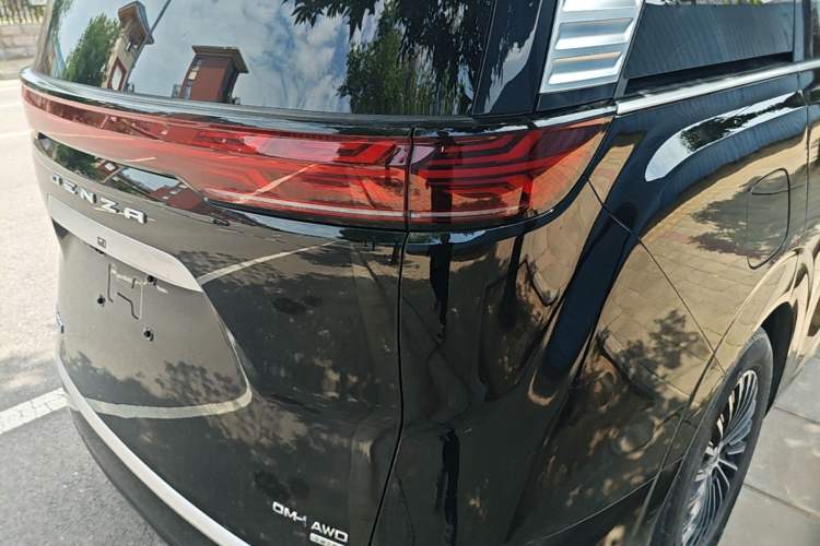 Used Denza D9 2025 DM-i Intelligent Drive 1020 Four-Wheel Drive Flagship Model Right Rear Taillight