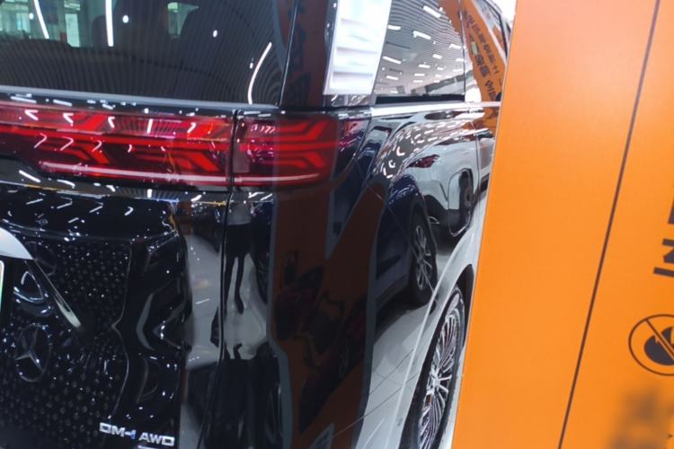 Used Denza D9 2025 DM-i Intelligent Drive 1020 Four-Wheel Drive Flagship Model Right Rear Taillight