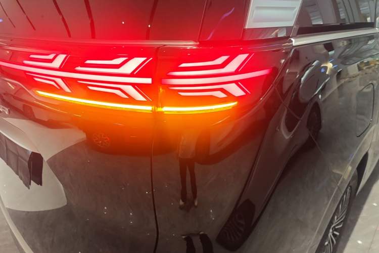 Used Denza D9 2025 DM-i Intelligent Drive 1020 Four-Wheel Drive Flagship Model Right Rear Taillight