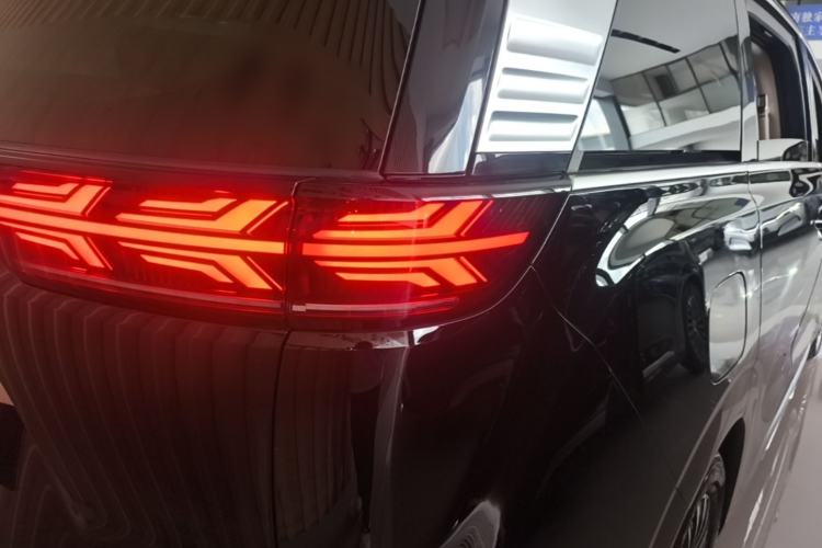 Used Denza D9 2025 DM-i Intelligent Drive 1020 Four-Wheel Drive Flagship Model Right Rear Taillight