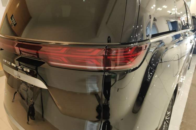 Used Denza D9 2025 DM-i Intelligent Drive 1020 Four-Wheel Drive Flagship Model Right Rear Taillight