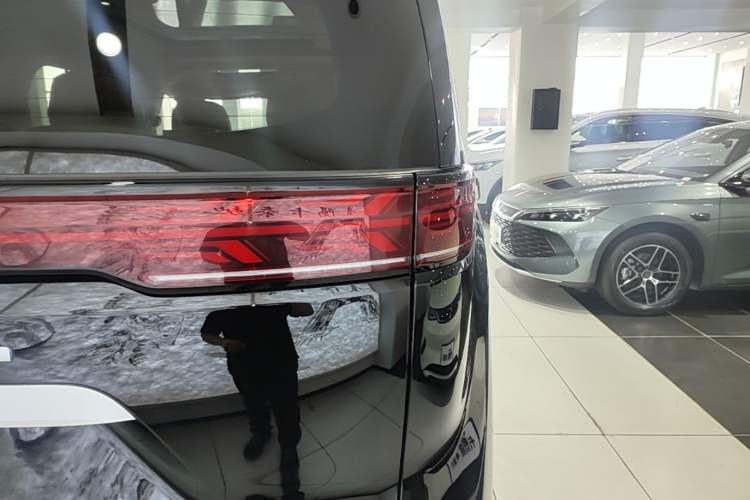 Used Denza D9 2025 DM-i Intelligent Drive 1020 Four-Wheel Drive Prestige Model Right Rear Taillight