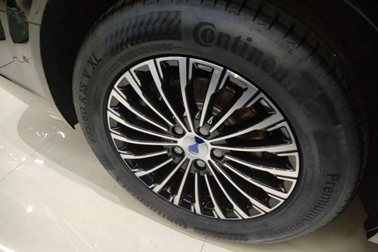 Used Denza D9 2025 DM-i Intelligent Drive 1020 Four-Wheel Drive Flagship Model Right Rear Wheel Hub