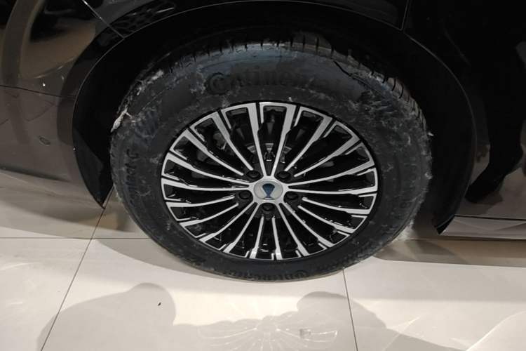 Used Denza D9 2025 DM-i Intelligent Drive 1020 Four-Wheel Drive Prestige Model Right Rear Wheel Hub