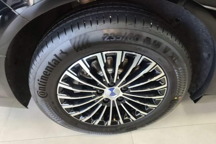 Used Denza D9 2025 Model DM-i Four-Wheel Drive Prestige Edition Right Rear Wheel Hub