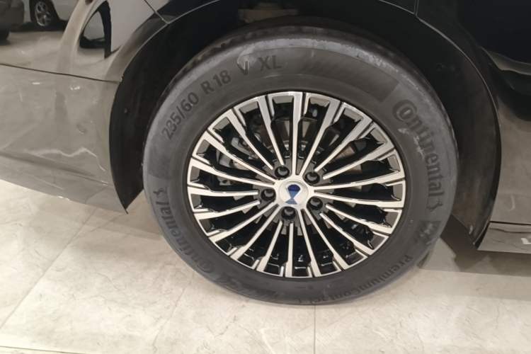 Used Denza D9 2025 DM-i Intelligent Drive 1020 Four-Wheel Drive Flagship Model Right Rear Wheel Hub