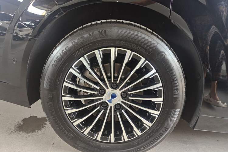 Used Denza D9 2025 EV Intelligent Driving Edition 600 Four-Wheel Drive Flagship Model Right Rear Wheel Hub