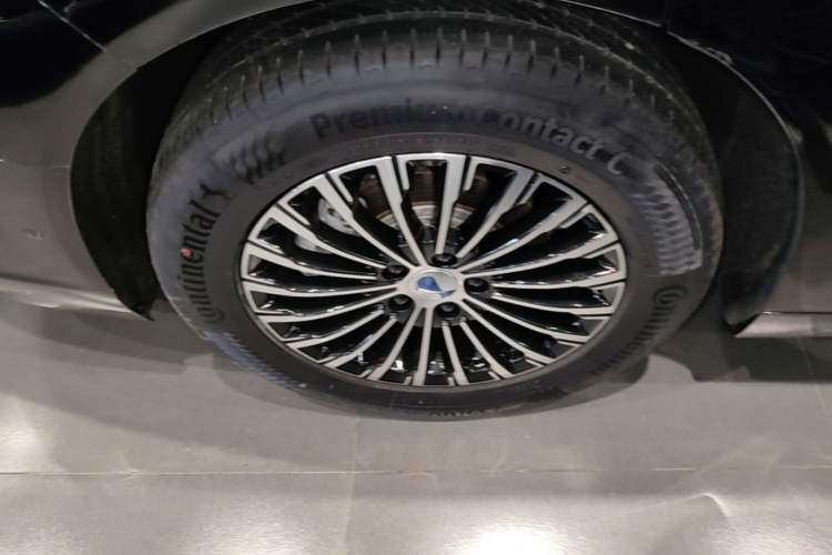 Used Denza D9 2025 DM-i Intelligent Drive 1020 Four-Wheel Drive Prestige Model Right Rear Wheel Hub