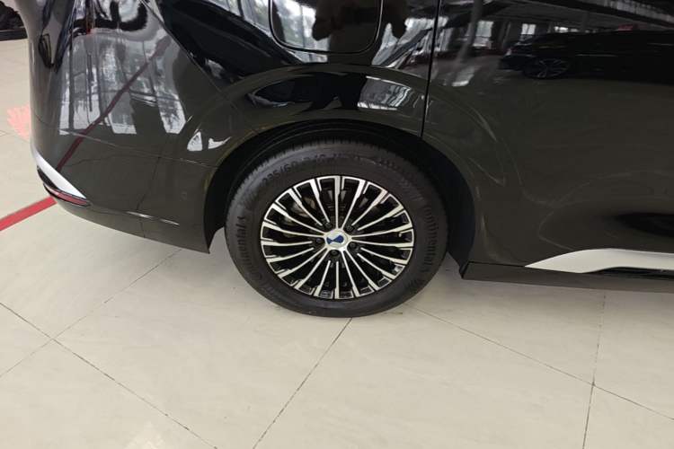 Used Denza D9 2025 DM-i Intelligent Drive 1020 Four-Wheel Drive Prestige Model Right Rear Wheel Hub