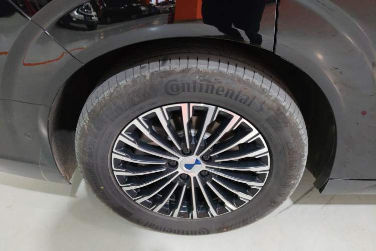 Used Denza D9 2025 DM-i Smart Drive 1020 Four-Wheel Drive Premium Model Right Rear Wheel Hub
