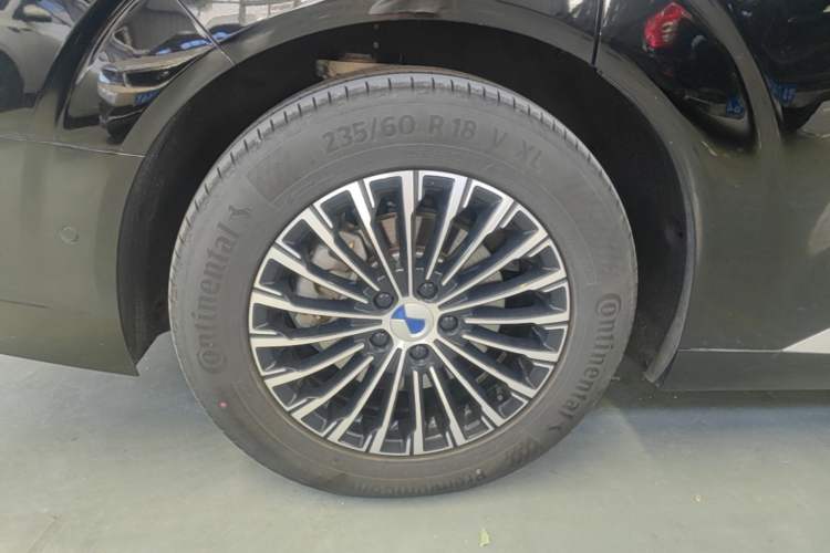 Used Denza D9 2025 DM-i Intelligent Drive 1020 Four-Wheel Drive Prestige Model Right Rear Wheel Hub
