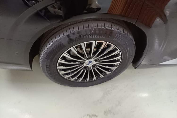 Used Denza D9 2025 DM-i Intelligent Drive 1020 Four-Wheel Drive Flagship Model Right Rear Wheel Hub