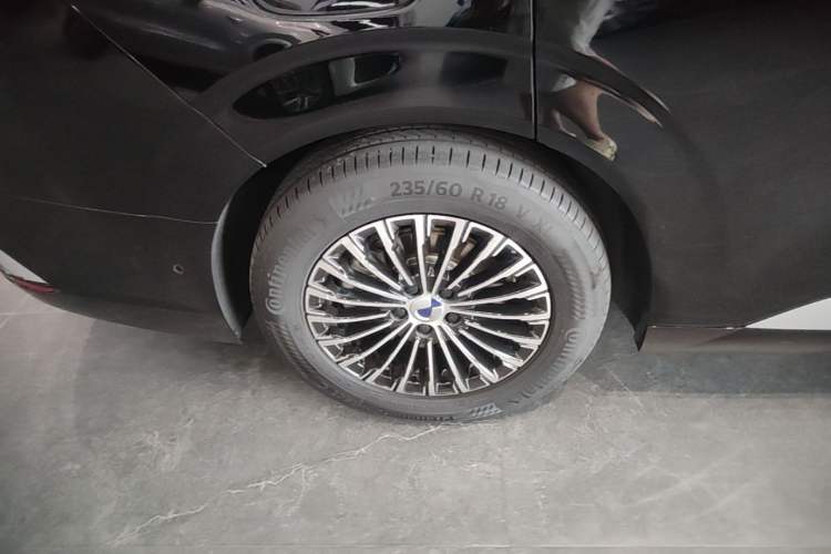 Used Denza D9 2025 DM-i Intelligent Drive 1020 Four-Wheel Drive Prestige Model Right Rear Wheel Hub
