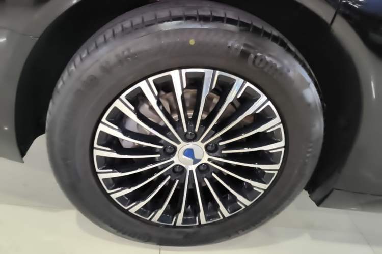 Used Denza D9 2025 DM-i Intelligent Drive 1020 Four-Wheel Drive Flagship Model Right Rear Wheel Hub