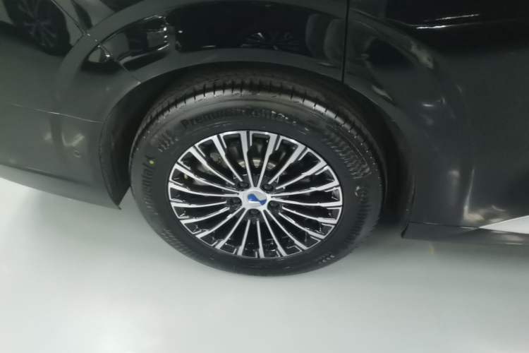 Used Denza D9 2025 DM-i Intelligent Drive 1020 Four-Wheel Drive Flagship Model Right Rear Wheel Hub