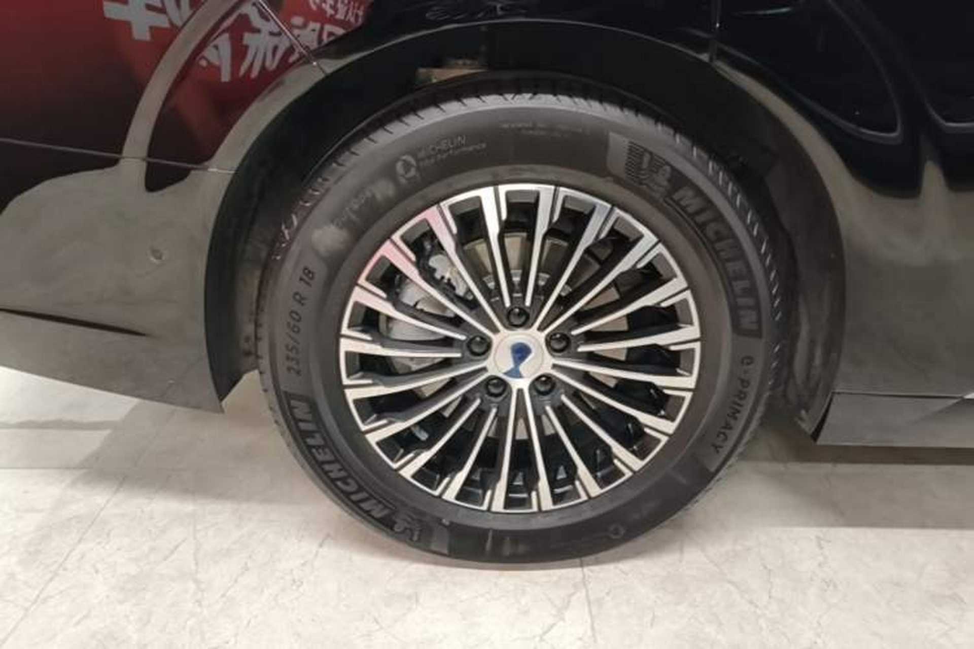 Used Denza D9 2025 DM-i Intelligent Drive 1020 Four-Wheel Drive Flagship Model Right Rear Wheel Hub