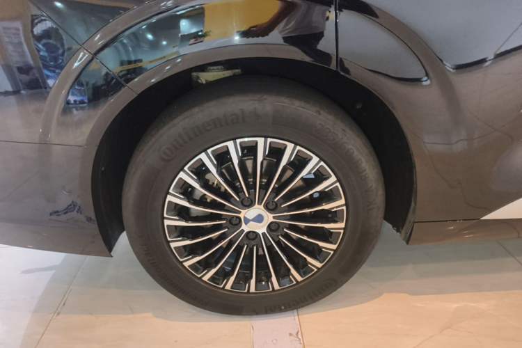Used Denza D9 2025 DM-i Intelligent Drive 1020 Four-Wheel Drive Flagship Model Right Rear Wheel Hub