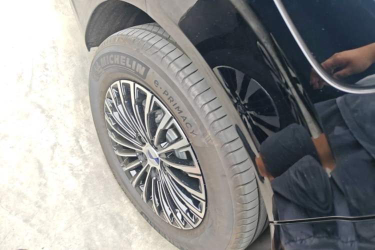 Used Denza D9 2025 DM-i Intelligent Drive 1020 Four-Wheel Drive Prestige Model Right Rear Wheel Hub