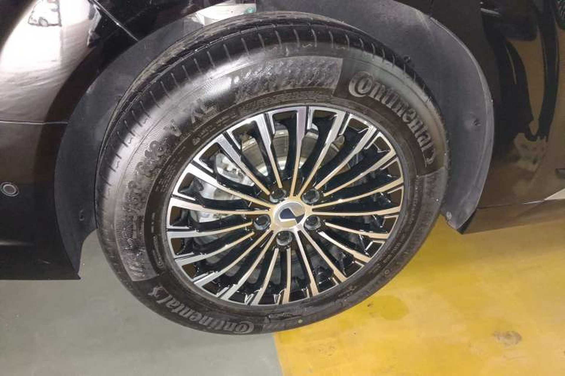 Used Denza D9 2025 DM-i Intelligent Drive 1020 Four-Wheel Drive Prestige Model Right Rear Wheel Hub
