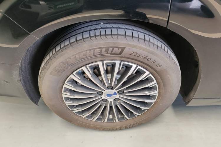 Used Denza D9 2025 Model DM-i Four-Wheel Drive Prestige Edition Right Rear Wheel Hub