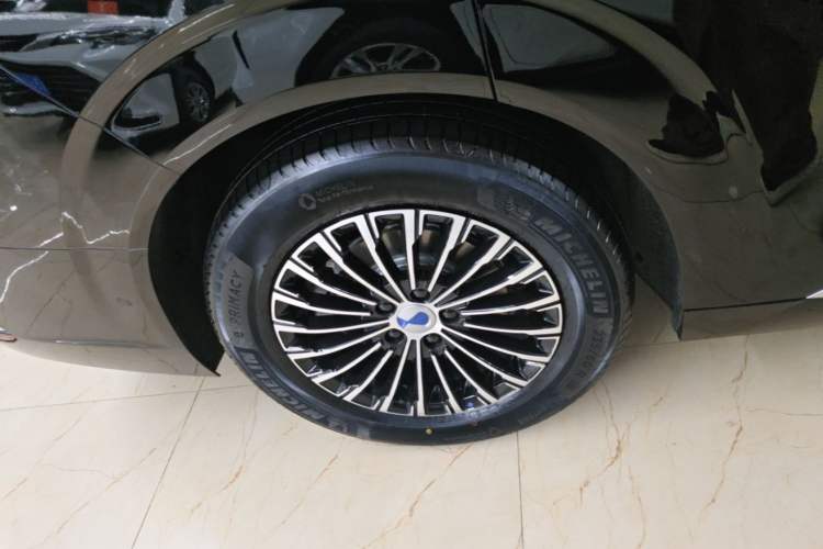 Used Denza D9 2025 DM-i Intelligent Drive 1020 Four-Wheel Drive Prestige Model Right Rear Wheel Hub