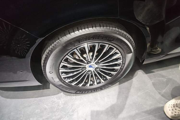 Used Denza D9 2025 DM-i Intelligent Drive 1020 Four-Wheel Drive Flagship Model Right Rear Wheel Hub