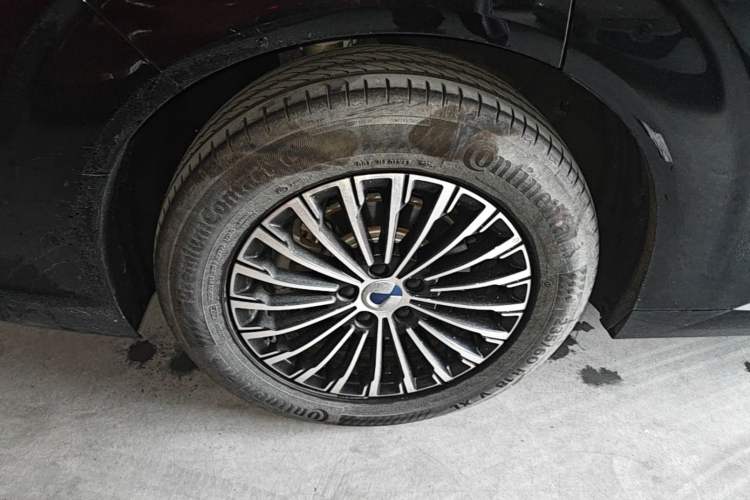Used Denza D9 2025 DM-i Intelligent Drive 1020 Four-Wheel Drive Prestige Model Right Rear Wheel Hub