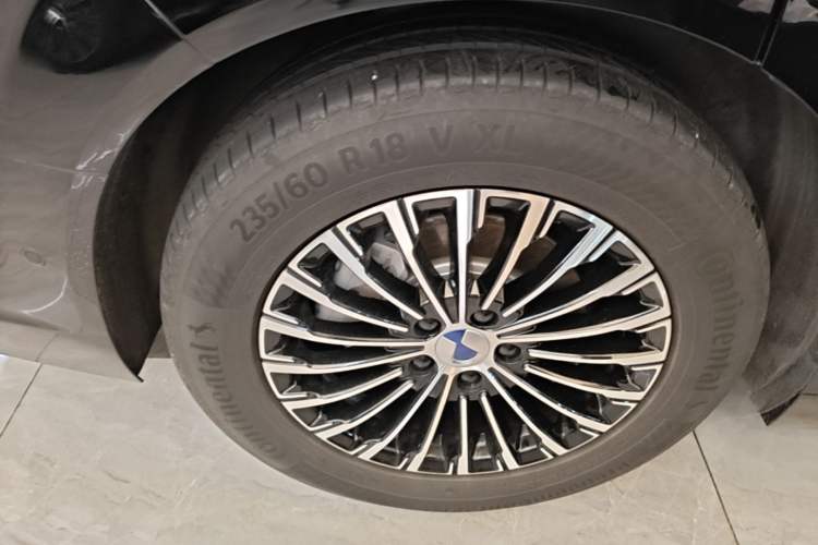 Used Denza D9 2025 DM-i Intelligent Drive 1020 Four-Wheel Drive Prestige Model Right Rear Wheel Hub
