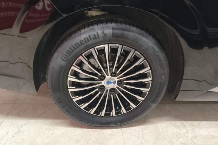 Used Denza D9 2025 DM-i Intelligent Drive 1020 Four-Wheel Drive Flagship Model Right Rear Wheel Hub