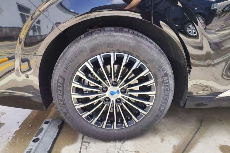 Used Denza D9 2025 DM-i Intelligent Drive 1020 Four-Wheel Drive Flagship Model Right Rear Wheel Hub