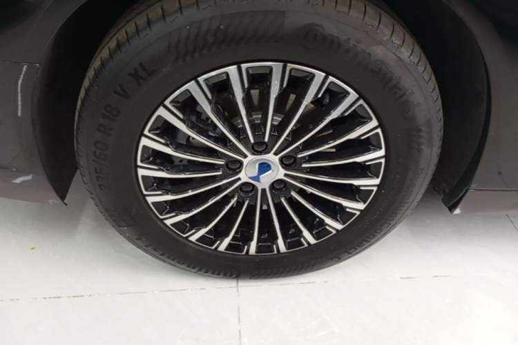 Used Denza D9 2025 DM-i Intelligent Drive 1020 Four-Wheel Drive Flagship Model Right Rear Wheel Hub