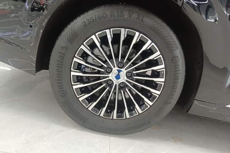Used Denza D9 2025 DM-i Smart Drive 1020 Four-Wheel Drive Deluxe Model Right Rear Wheel Hub