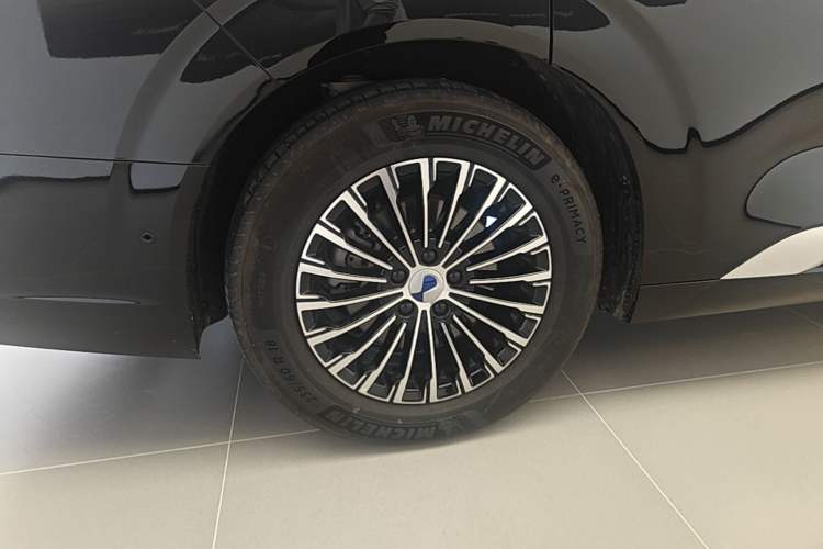 Used Denza D9 2025 DM-i Intelligent Drive 1020 Four-Wheel Drive Flagship Model Right Rear Wheel Hub