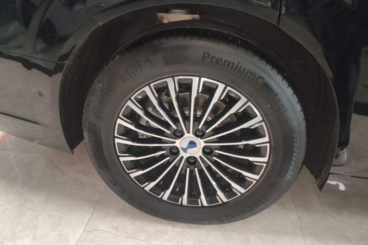 Used Denza D9 2025 DM-i Intelligent Drive 1020 Four-Wheel Drive Flagship Model Right Rear Wheel Hub