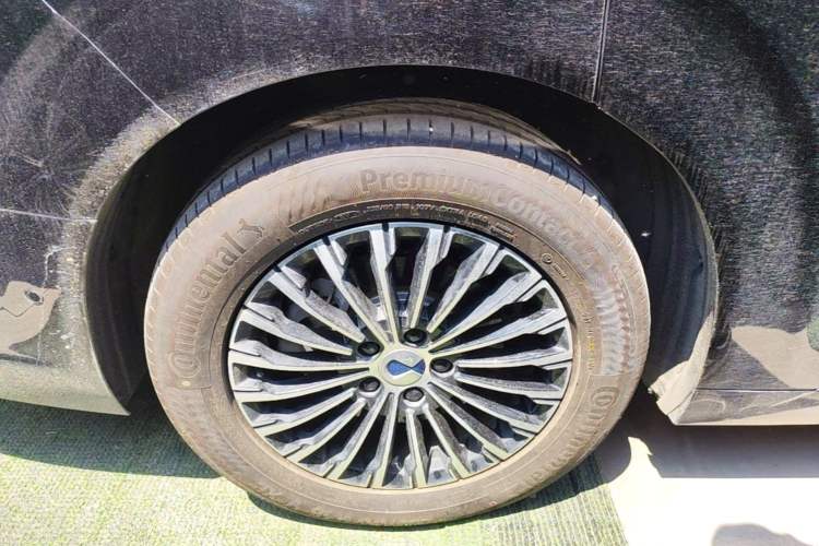 Used Denza D9 2025 DM-i Intelligent Drive 1020 Four-Wheel Drive Flagship Model Right Rear Wheel Hub