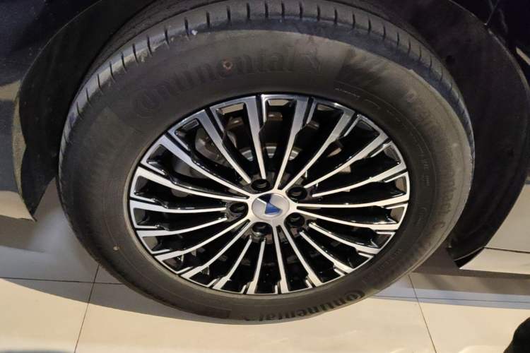 Used Denza D9 2025 DM-i Intelligent Drive 1020 Four-Wheel Drive Prestige Model Right Rear Wheel Hub